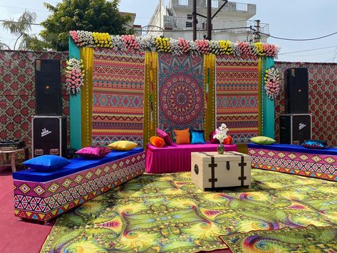 Rajasthani Style Wedding Decoration, Rajasthani Stage Decoration, Mehndi Backdrop Stage Decorations, Mayra Function Decoration, Sangeet Decoration Stage Outdoor, Rajasthani Theme Decoration, Flex Backdrop, Mayra Decor, Mehndi Stage Decor