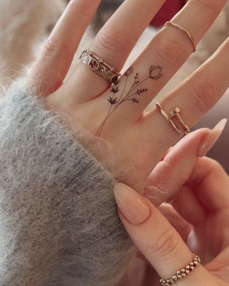 Hands Tatoos Woman, Girls Tattoos Hand, Cute Finger Tattoos With Meaning, Dainty Flower Hand Tattoo, Ladies Small Tattoo Ideas, Minimalist Love Tattoo, Aesthetic Hand Tattoos For Women, Simple Tattoo Hand, Tattoo For Girls Hand