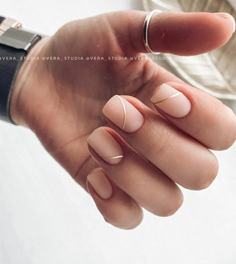 Minimalist Nails Beige, Neutral Nails With Gold Accent, Short Nails Abstract, 2023 Beige, Nails Beige, Nails Abstract, Abstract Nails, Minimal Nails Art, Sassy Nails