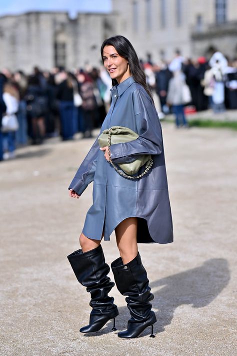 Paris Fashion Week SS 2025 – 35 Street Style Highlights Day 4 2025 Style Trends, Fashion 2025 Trends Women, Fall 2024 Street Style, Free People Style Outfits, Baggy Boots, Paris Street Fashion, Street Style Boots, Fashion 2025, Fashion Week 2024