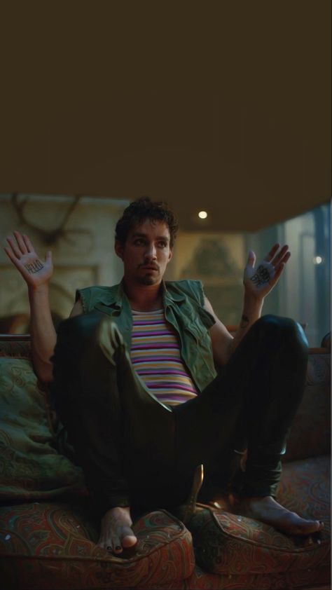 Klaus Hargreeves Aesthetic Outfit, Klaus Hargreeves Outfit, Klaus Hargreeves Wallpaper, Umbrella Academy Aesthetic, Academy Aesthetic, Academy Umbrella, Klaus Hargreeves, Hello Goodbye, Robert Sheehan