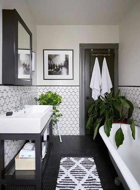 a black and white bathroom Modern Farmhouse Master Bath, Farmhouse Master Bath, Bathroom Main, Design Interior Baie, Shower Makeover, Black And White Tile, Boho Apartment, Master Bath Renovation, Bilik Air