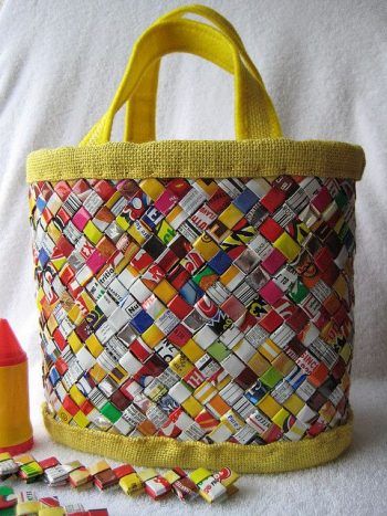 Diy Candy Wrappers, Recycler Diy, Candy Wrapper Purse, Upcycled Tote, Sac Diy, Candy Wrapper, Upcycled Bag, Unique Handbags, Colorful Handbags