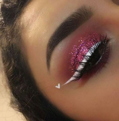 Glam Valentines Day Makeup, Valentines Makeup Looks Simple, Valentines Day Makeup Simple, Valentine’s Day Make Up Looks, Valentine Hairstyle, Valentines Day Eyeshadow, Heart Eye Makeup, Carnaval Make-up, Festival Eye Makeup