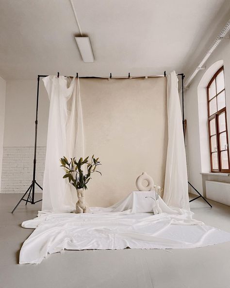 How To Set Up Photo Backdrop, House Shoot Ideas, Boho Setup Photoshoot, Muslin Backdrop Photoshoot, Photography Studio Backdrop, Photoshoot Studio Setup Aesthetic, Photo Shoot Room Ideas, Luxury Photography Studio, Neutral Photo Backdrop