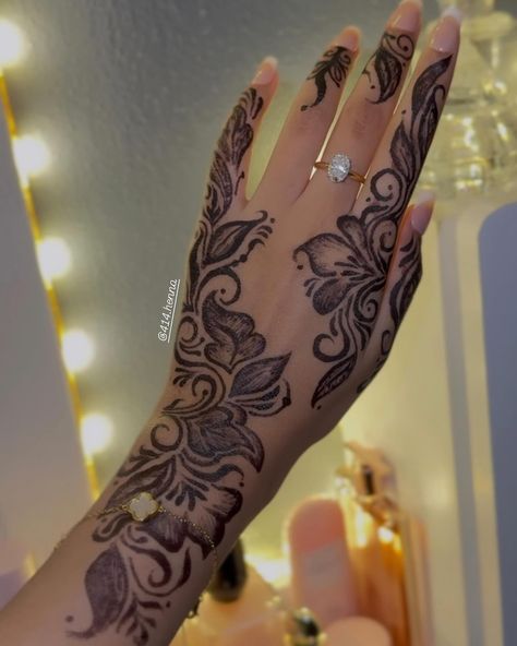 Black henna ✨🥀 DM to book!💬 . . . . . #blackhenna #khaleeji #arabic #saudi #pakistani #desi #punjabi #mehndi #frenchnails #floral #beauty #sephora #ultabeauty #perfume Henna Designs Khaleeji, Henna Black Women, Khaliji Henna Design, Khaleeji Henna Designs, Black Henna Designs, Arab Henna, Khaleeji Henna, Henna Sleeve, Henna Black