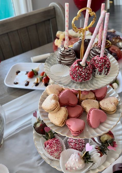 Birthday Party Ideas February, Galentine Party Food Ideas, Baby Shower In February Ideas, Valentine Themed Food, Galentines Dinner Menu Ideas, Valentines Bday Party, Galentines Bridal Shower Ideas, Valentines Day Dessert Table, Valentines Brunch Ideas