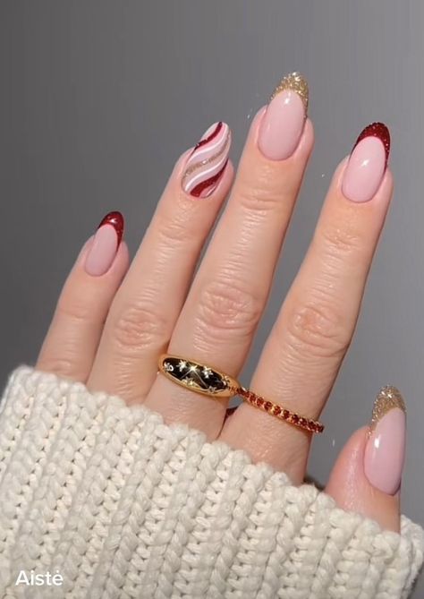 Nail Art Noel, Christmas Nail Ideas, Christmas Help, Red And Gold Nails, Sparkling Christmas, Retro Nails, Christmas Gel Nails, Casual Nails, Glow Nails