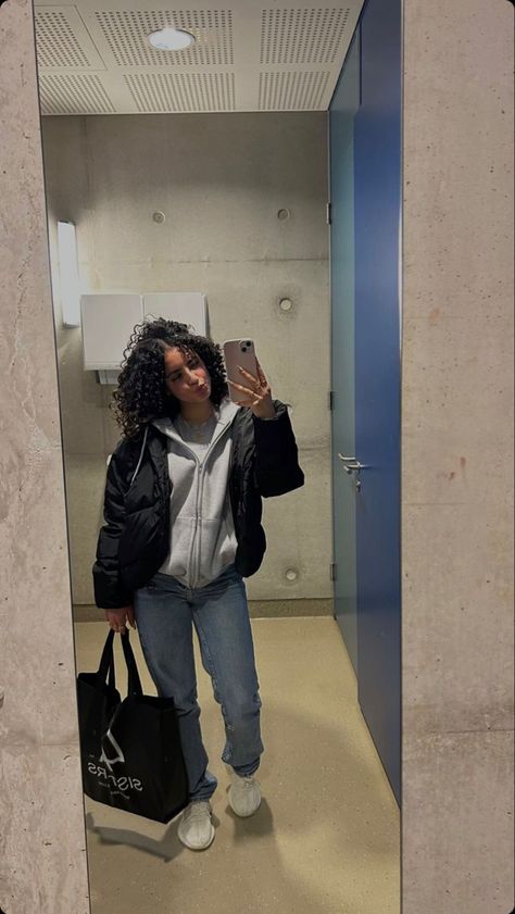 Basic Cute Winter Outfits, Winter Semester Outfits, Bummy Cute Outfits Winter, Rain Baddie Outfit, Street Wear Women Winter, Simple Winter Outfits Black Women, Cute Layered Winter Outfits, Outfit Inspo Winter Black Women, Puffer Vest Outfits For Women Winter