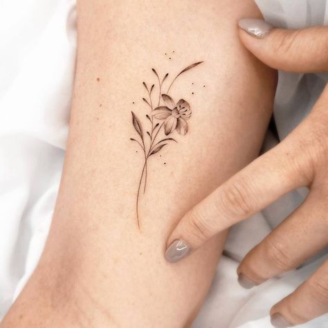 Narcisus flower tattoo located on the inner arm. Narcissus Tattoo, Daffodil Flower Tattoos, Narcissus Flower Tattoos, Mum Tattoo, Tattoo World, Daffodil Tattoo, Narcissus Flower, Birth Flower Tattoos, Collar Bone Tattoo