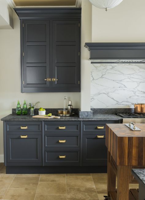 Black And Grey Kitchen, Dark Grey Kitchen Cabinets, Dark Gray Kitchen Cabinets, Gray Kitchen Cabinets, Marble Backsplash Kitchen, Grey Kitchen Designs, Dark Grey Kitchen, Bedroom Lounge, Black Kitchen Cabinets