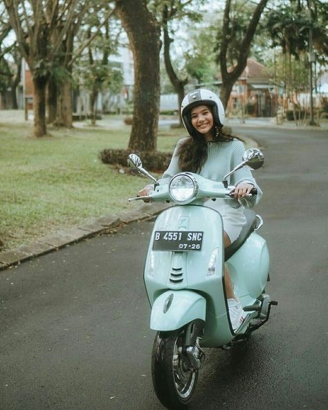 Cute Scooter Aesthetic, Girl Riding Scooty, Scooty Aesthetic Photo, Scooty Bike Girl, Scooty Aesthetic, Scooty Girl, Bike Pose, Vespa Lx, Scooter Helmet