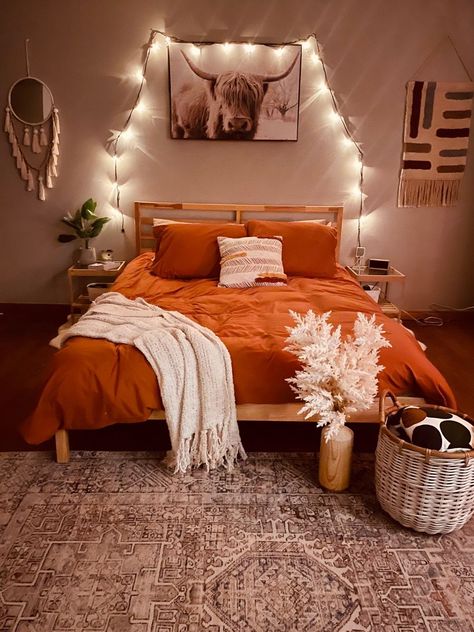 Orange Theme Bedroom Room Ideas, Room Ideas Aesthetic Burnt Orange, Bedroom With Orange Bedding, Burnt Orange Themed Bedroom, Fall Themed Dorm Room, Auburn Bedroom Ideas, Burnt Orange And White Bedroom, Boho Burnt Orange Bedroom, Burnt Yellow Bedroom