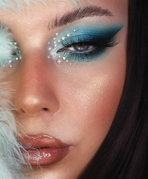 Mermaid Aesthetic Makeup, Blue Festival Makeup, Pamela Makeup, Edc Makeup, Festival Eye Makeup, Maquillage Yeux Cut Crease, Rhinestone Makeup, Carnival Makeup, Face Art Makeup