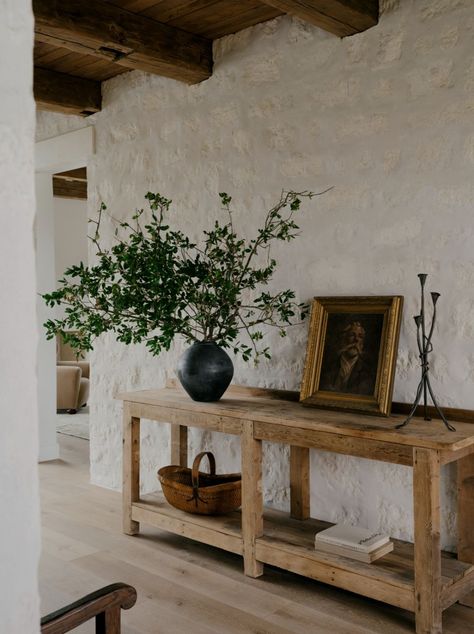 A wonderful display of how to incorporate antique and vintage art in any space. Taken from Frederic Magazine and produced by Hudson Moore: https://fredericmagazine.com/2024/03/rustic-and-refined-meet-at-a-sophisticated-texas-ranch/ Whiskey Room, Montana Ranch, Light And Dwell, Texas Ranch, Stone Kitchen, Thanksgiving Traditions, Peach Trees, Wood And Marble, Furniture Layout