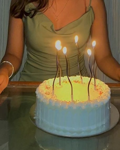 17teen seems sweet 🥨 Can't wait to be legal soon ☕🐾 📸 : @pradsss.here n @akkshit_18 Holding Cake Pose, Desi Birthday, Birthday Pose, Birthday Story, 18th Cake, Happy Birthday Decor, 18th Bday, Birthday Ideas For Her, Eye Exercises