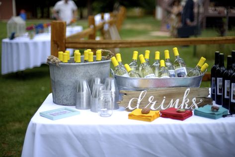 10 Trending Drink Bars You Need At Your Wedding Parties! Outdoor Drink Station, Outdoor Wedding Bar, Diy Wedding Bar, Pro Pic, Wedding Drink Bar, Wedding Alcohol, Wedding Drink Station, Diy Outdoor Weddings, Alcohol Bar