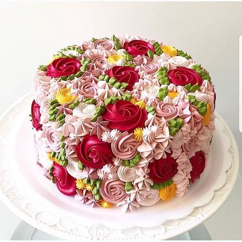 Buttercream cake! Unusual and very beautiful! Cake Cover, Floral Cake, Cake Decorating Tips, Buttercream Cake, Pretty Cakes, Creative Cakes, Christmas Cake, Flower Cake, Beautiful Cakes