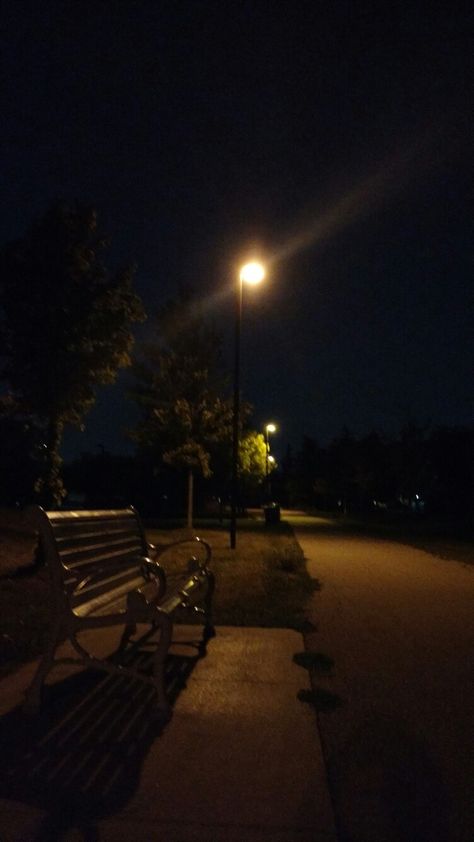 Night time is the best time. Aesthetic Night Time Photos, Night Time Scenery, Night Time Wallpaper, Night Time Aesthetic, Night Time Sky, Outside At Night, Night Time Photography, Park Benches, Night Pics