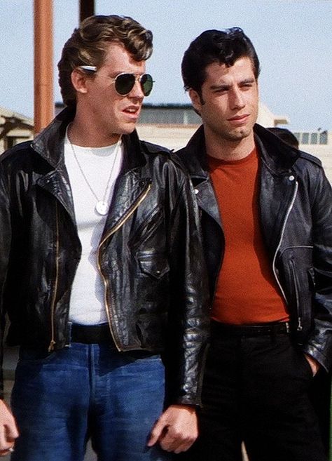 Jeff Conaway (Kenickie) and John Travolta (Danny Zuko) Greaser Guys, Grease John Travolta, Greaser Outfit, Grease Outfits, Greaser Hair, Grease 1978, Grease Movie, Grease Is The Word, Look 80s