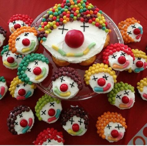 Clown Cupcakes Clown Cupcakes, Circus Birthday Cake, Carnival Cupcakes, Circus Food, Clown Cake, Little Mermaid Cakes, Pastel Cupcakes, Kid Cupcakes, Carnival Themed Party