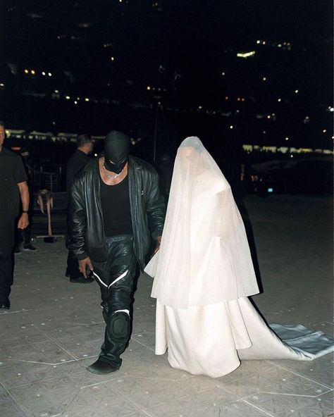 Kanye West Outfits, Kanye West And Kim, Gender Fluid Fashion, Kim And Kanye, Kim Kardashian And Kanye, Kardashian Jenner, Kanye West, Kim Kardashian, Rappers