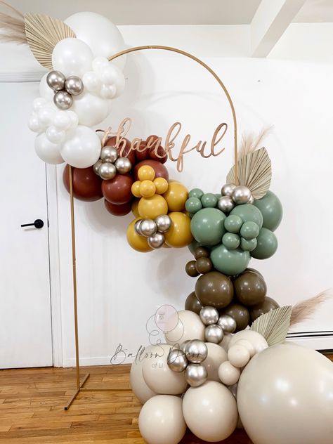 Thanksgiving balloon decoration! Perfect for thanksgiving dinner!🍁🍂 Thanksgiving Arch Decor, Thanksgiving Ballons Arch, Thanksgiving Balloon Garland Ideas, Friendsgiving Balloon Garland, Thanksgiving Decorations Balloons, Thanksgiving Balloon Arch, Thanksgiving Balloon Decorations, Thanksgiving Backdrop Ideas, Thanksgiving Balloon Garland