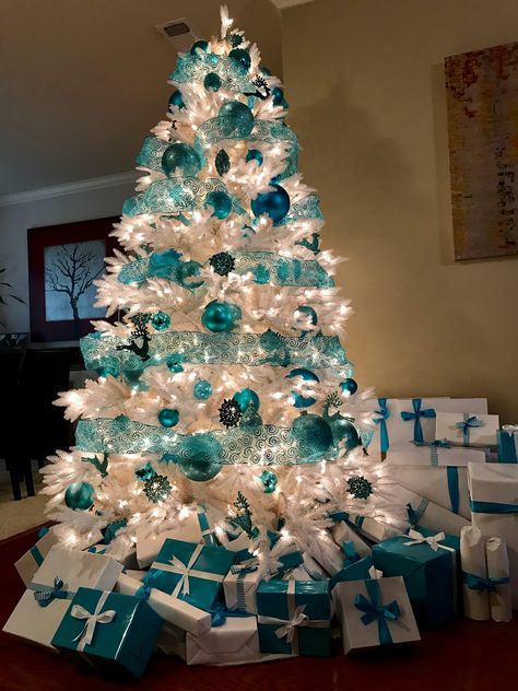 Teal Christmas Tree, Turquoise Christmas Tree, Christmas Tree Colour Scheme, Blue Christmas Tree Decorations, Christmas Tree Decorations Ribbon, Libra Personality, Christmas Tree Inspo, White Christmas Tree Decorations, Christmas Specials