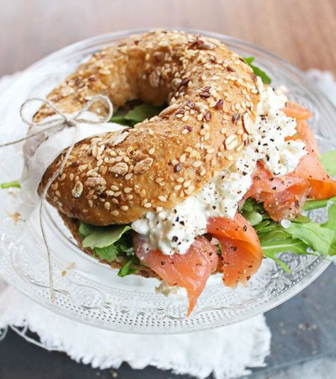 Les meilleures recettes de bagel pour l'ete Plats Healthy, Bagel Sandwich, Bagel Recipe, Think Food, Chapati, Lunch Menu, Challah, Puddings, Bagels