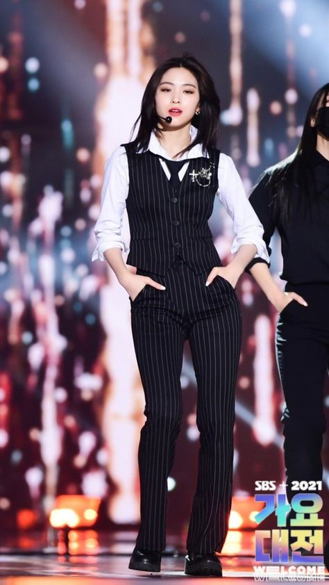 Women Necktie, Woman In Suit, Woman Suit Fashion, Aesthetic Women, Guilty Pleasure, Black Pink Kpop, Harajuku Fashion, Kpop Outfits