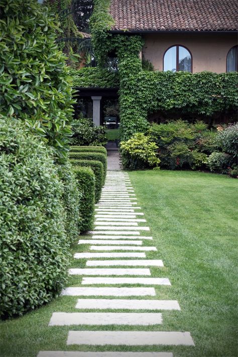 Garden Photo of the Day - Simple, Elegant Paver Walk Kolam Koi, Walkway Landscaping, Walkway Design, Pathway Landscaping, Walkways Paths, Lawn Design, Garden Stepping Stones, Garden Walkway, Modern Garden Design