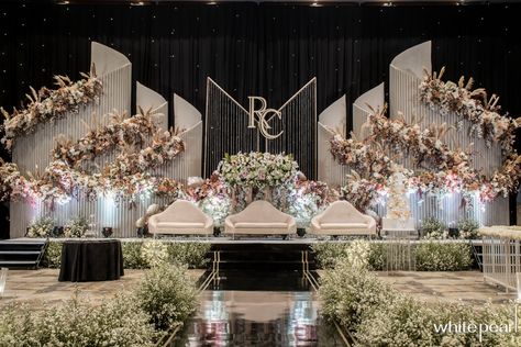 Wedding Stage Reception Decorations, Unique Reception Stage Decoration, Stage Backdrop Design Wedding, New Wedding Decorations 2023, Aesthetic Wedding Stage Decor, Wedding Stages Modern, Wedding Stage Design 2023, Reception Wedding Backdrop, New Stage Decorations