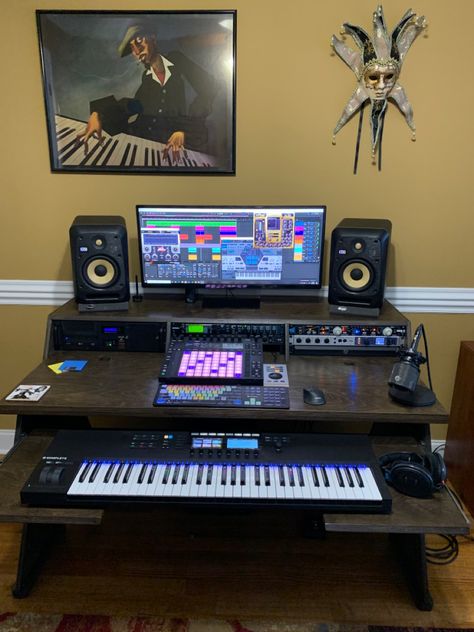 Video Editing Studio Room, Home Music Studio Ideas, Video Editing Studio, Acoustic Diffuser, Home Studio Desk, Music Desk, Home Recording Studio Setup, Recording Studio Setup, Studio 17