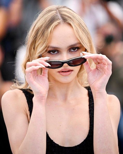 Lily-Rose acc (@protectdepp) / Twitter Idol Nails, Lily Depp, Chanel 5, Lily Rose Depp Style, Rose Depp, Vintage Calvin Klein, Lily Rose Depp, Lily Rose, Vintage Sunglasses