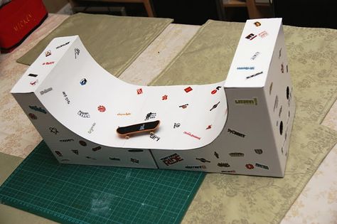 mini skate board ramp: I made some for my nephew and got a big hug. Diy Tech Deck Ramps, Finger Board Skate Park Diy, Tech Deck Ramps Diy, Skateboard Craft, Diy Skatepark, Finger Boarding, Skateboard Birthday Party, Skateboard Party, Skateboard Birthday