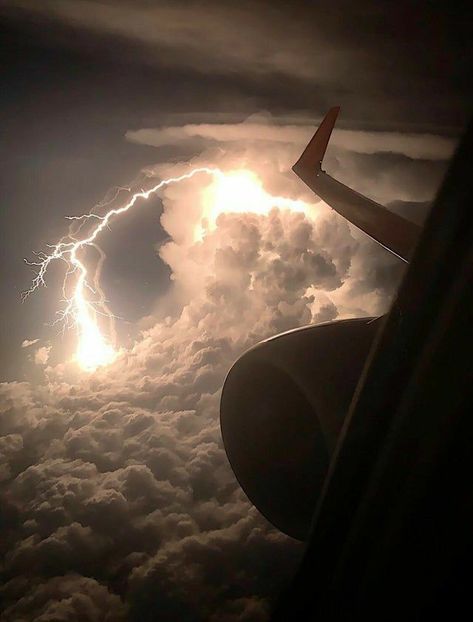 Lightning In The Sky, Ancient Civilization, Lightning Storm, Aesthetic Things, Perfect Timing, Lightning Mcqueen, Night Aesthetic, City Aesthetic, Nature Aesthetic