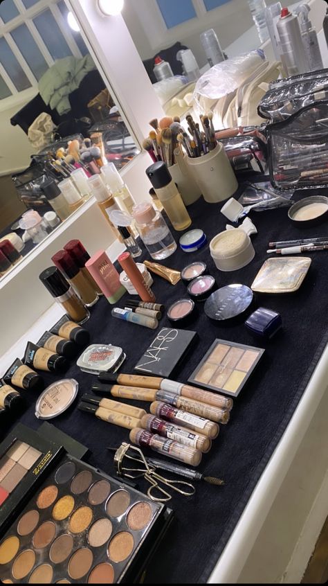 Backstage Makeup Room, Mua Room, Make Up Artist Aesthetic, Mua Aesthetic, Makeup Artist Aesthetic, Makeup Artist Career, Makeup Artist Working, Makeup Studio Ideas, Makeup Artist Studio