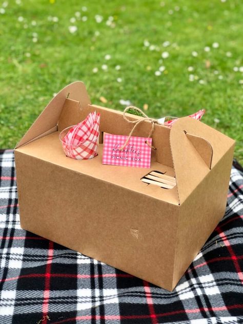 Breakfast Picnic, Picnic Gifts, Picnic Box, Food Box Packaging, Blt Sandwich, Picnic Inspiration, Catering Ideas Food, Picnic Decorations, Dessert Packaging