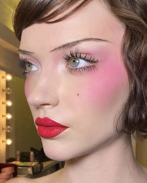 1920s Makeup Look, 20s Makeup, 1920s Makeup, Vintage Makeup Looks, Pink Eyeshadow Look, The Roaring 20s, Retro Makeup, Runway Makeup, Glamour Makeup