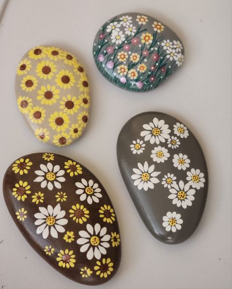 Pebble Painting Ideas Creative, Stenmaling Ideas, Pebble Painting Ideas, Rich Garden, Garden Pebbles, Painting Stones, Coil Pots, Rock Flowers, Diy Rock Art