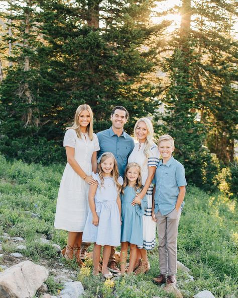 Val Portfolio - Truly Photography Family Photo Outfits Blue And White, Big Family Photo Shoot Ideas, Western Family Photos, Farm Family Pictures, Sandy Utah, Extended Family Pictures, Albion Basin, Mother Daughter Pictures, Big Family Photos