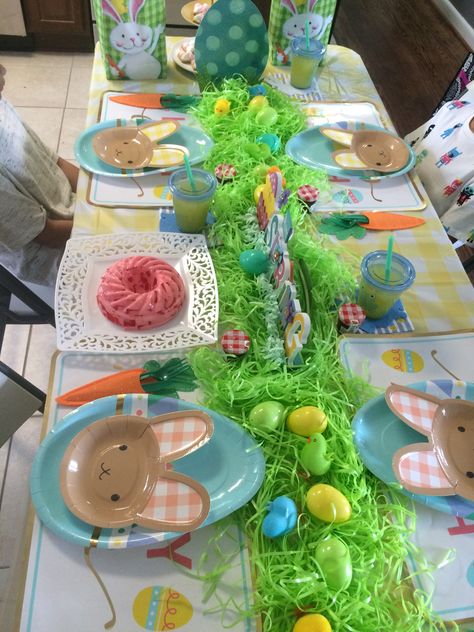 Easter Table For Kids, Kids Easter Table Decor, Easter Lunch Table, Kids Table Decorations, Kitchen Table Centerpiece Ideas, Easter Kids Table, Kids Easter Table, Easter Picnic, Class Mom