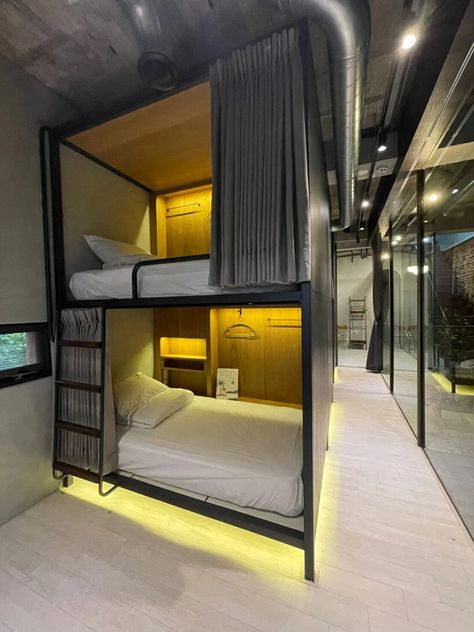 Luxury Hostel Bunk Bed, Modern Guest Bedroom Ideas, Work Space Ideas, Sleep Box, Guest Bedroom Inspiration, Modern Guest Bedroom, Hostel Design, Hostels Design, Sleeping Pods