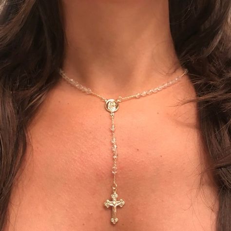 Cute Rosary Necklace, Gold Cross Necklace Aesthetic, Rosary Necklace Aesthetic, Catholic Outfits, Cross Necklace Aesthetic, Catholic Fashion, Crystal Rosary, Rosary Cross, Rosary Jewelry