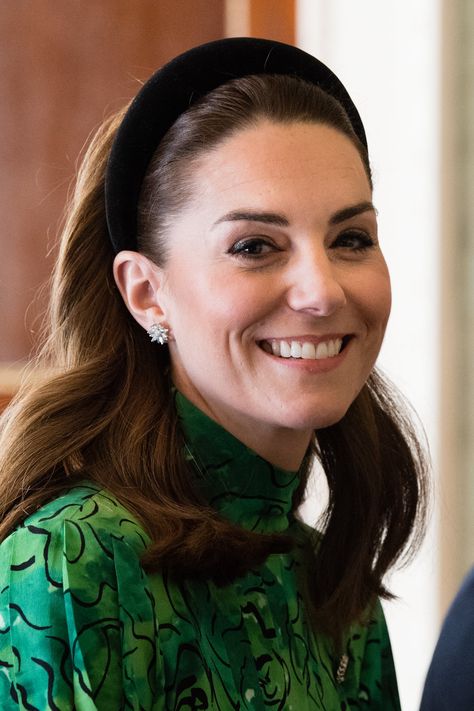 9 of the Duchess of Cambridge's Most Stylish Headband Moments Prince William Hair, Düşes Kate, Looks Kate Middleton, Kate Middleton Hair, Prins William, Kate Middleton Pictures, Kate Middleton Dress, 2020 Vision, Kate Middleton Photos