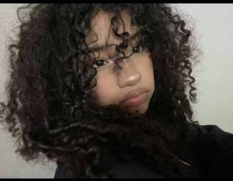 Beautiful Curly Hair, Hairdos For Curly Hair, روتين العناية بالبشرة, Foto Poses, Discord Server, Dream Hair, Curly Girl, Pretty Selfies, Long Curly