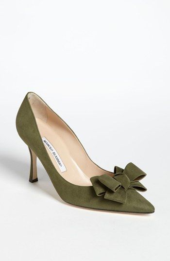 Suede Bow Pump - I actually have these in red! Manolo Blahnik Heels, Chic Chic, Fab Shoes, Bow Pumps, Gorgeous Shoes, Fabulous Shoes, Fashion Heels, Green Shoes, Pretty Shoes