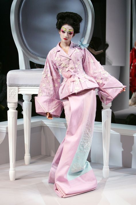 Fashion Show: Christian Dior Haute Couture Spring/Summer 2007 Galliano Dior, Fashion Show Themes, Madame Butterfly, Dior Collection, Mode Kimono, Christian Dior Haute Couture, Dior Haute Couture, Christian Dior Couture, Dior Couture