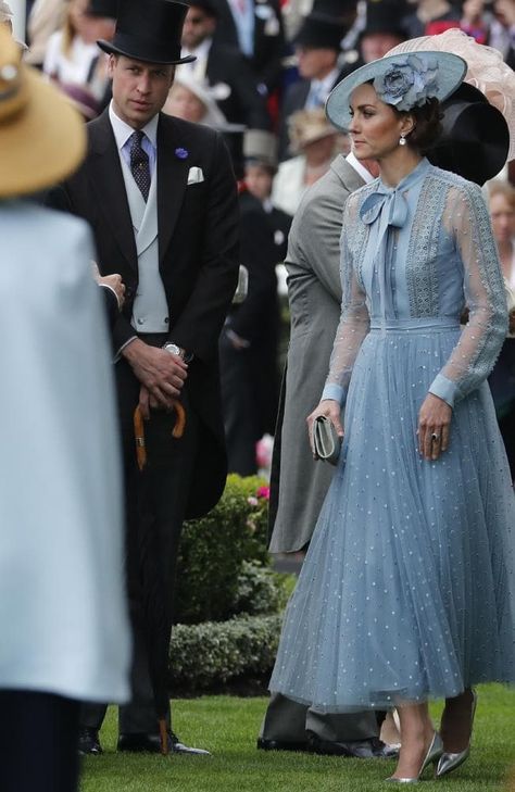 Ascot horse race: Royals glam up for Queen’s favourite day Horse Race Outfit Dresses, Horse Race Outfit, Ascot Outfits, Princess Eugenie And Beatrice, Ascot Horse Racing, Race Outfit, Dresses For The Races, Race Day Outfits, Zara Phillips