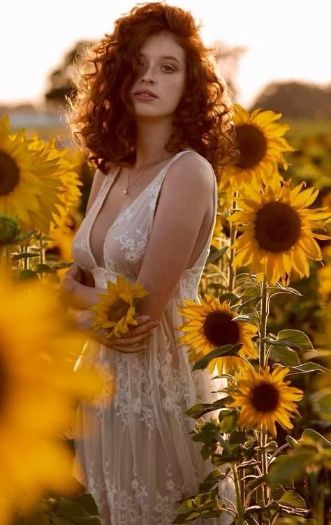 Sunflower Shoot, Sunflower Field Photography, Sunflower Field Pictures, Sunflower Photoshoot, Field Pictures, Wildflower Photo, Sunflower Photography, Elie Saab Haute Couture, Sunflower Photo